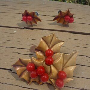 Vintage Christmas Holly Brooch & Clip-On Earrings Set – Gold Leaves & Red Berrie